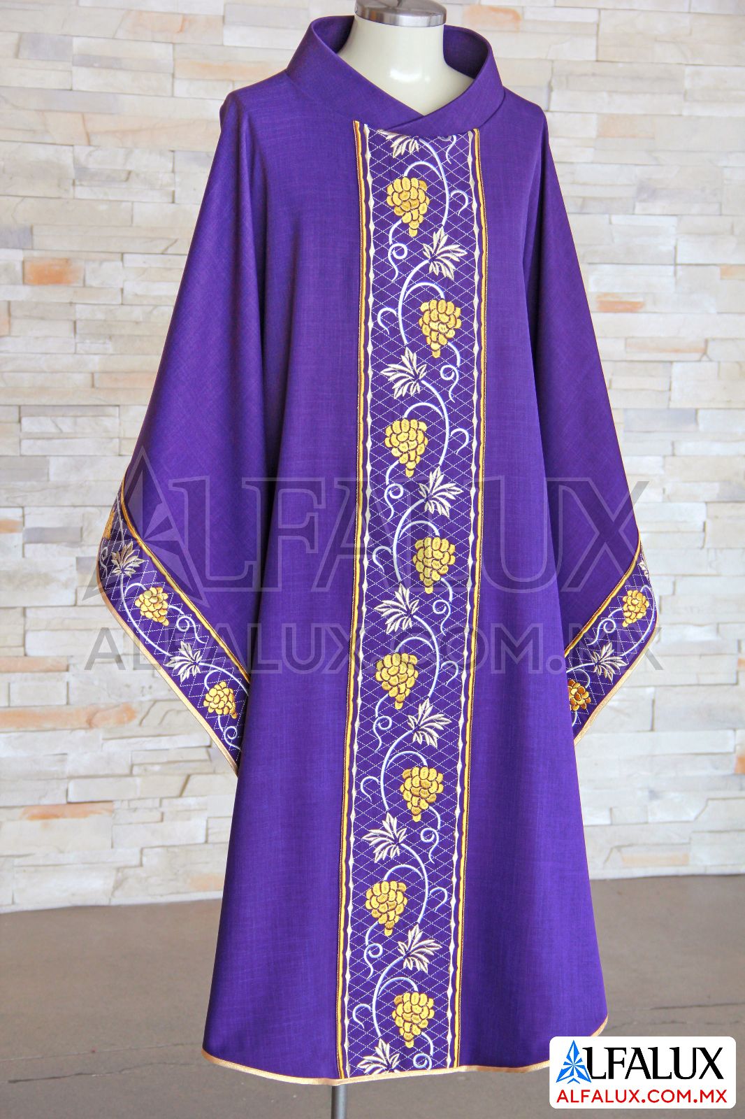 3 UVAS Casulla Alfalux Iris Morado Central (2)